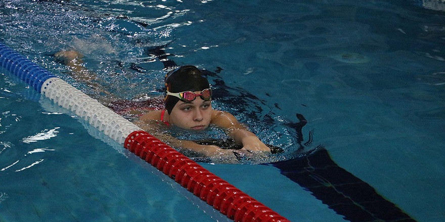 Milli Yüzücü Derin Anbarlı Madalya Almayı Hedefliyor