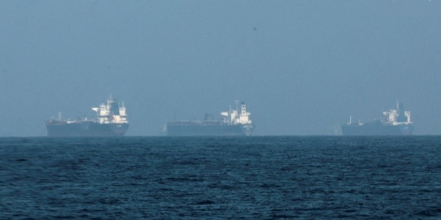 350 Tanker Geçiş İçin İran'dan İzin Bekliyor