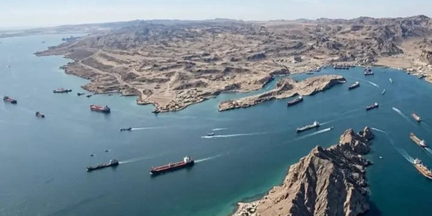 İran, Hürmüz Boğazı'nın Savaş Yanlısı Gemilere Kapalı Olduğunu Yineledi