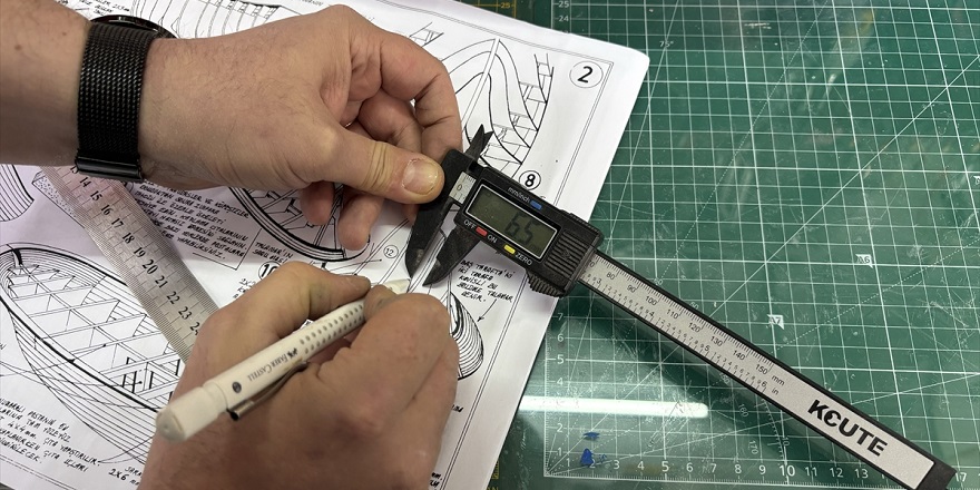 Denizcilik mirasını "minyatür tersanesi"nde geleceğe taşıyor