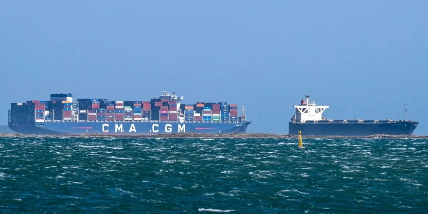 Hürmüz’de İlk Batı Avrupa Gemisi Geçişi