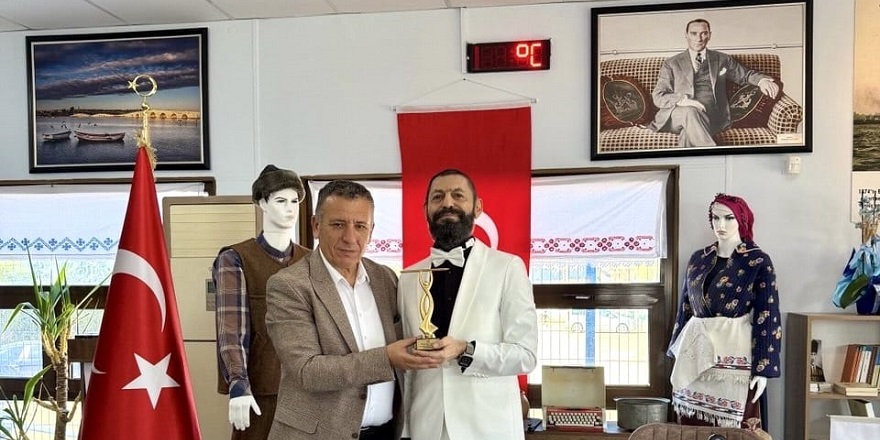 Akif Manaf’a Büyük Mübadele Derneği’nden Evrensel Kardeşlik ve Barış Ödülü