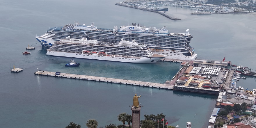 Kuşadası'na 2 Kruvaziyerle 5 Bin 297 Turist Geldi