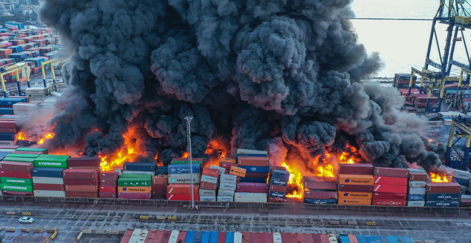 Devrilen konteynerlerde çıkan yangın devam ediyor