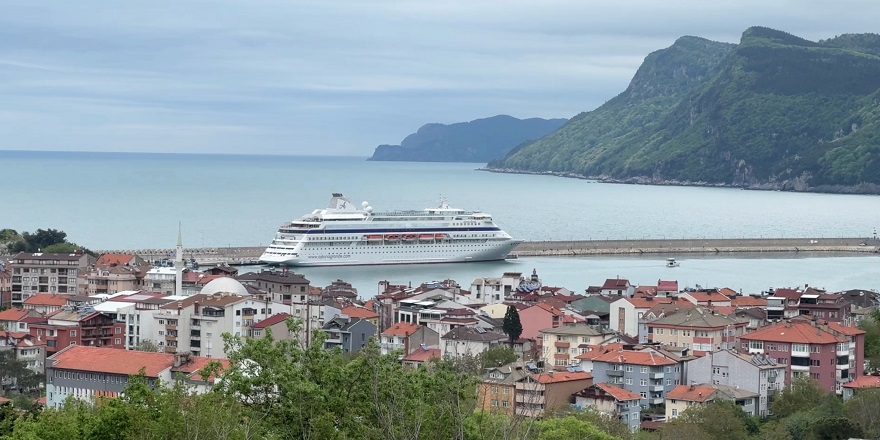Karadeniz’e Turist Taşıyan Dev Gemi Yeniden Amasra’da