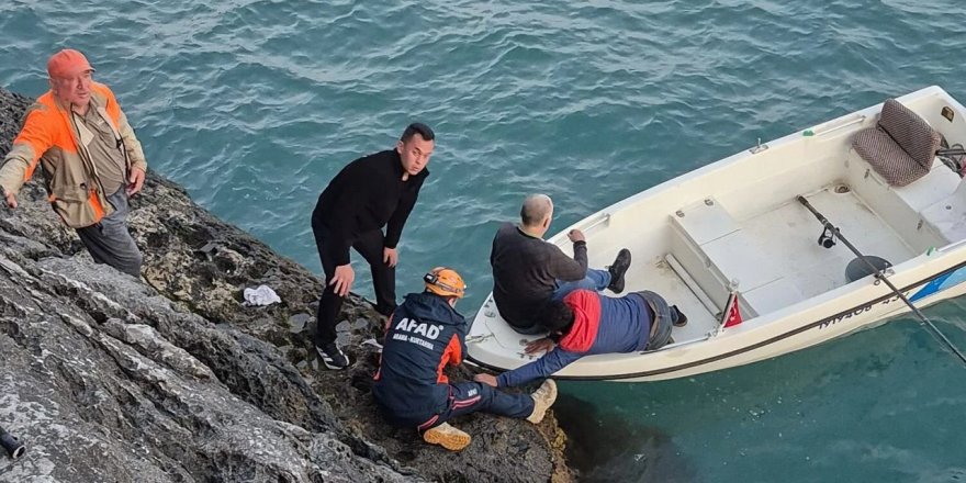Zonguldak'ta Kayalıklardan Düşen Balıkçı Kurtarıldı