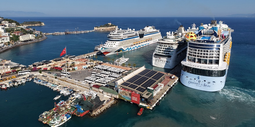 Kuşadası'na 3 Kruvaziyerle 10 Bini Aşkın Turist Geldi