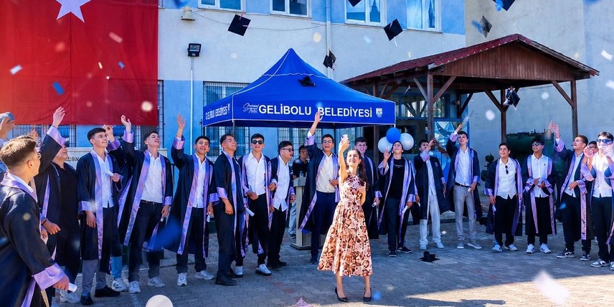 Gelibolu’da Genç Denizciler Mezuniyet Sevinci Yaşadı