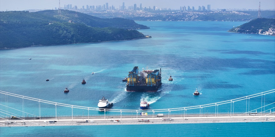 Dev Vinç Gemisi "Saipem 7000" İstanbul Boğazı'ndan Geçti
