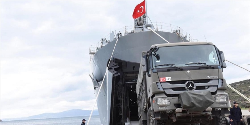 TCG Sancaktar ve TCG Bayraktar gemileriyle deprem bölgesine iş makineleri gönderildi