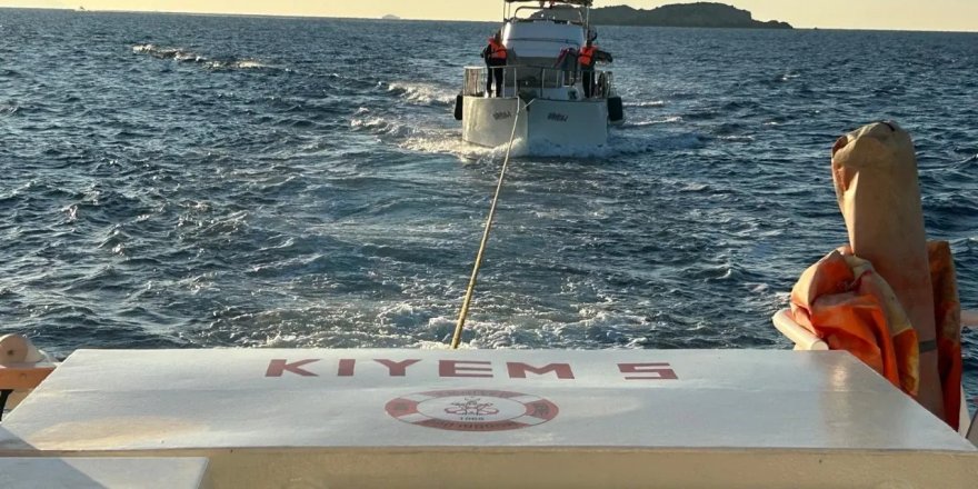 Muğla Açıklarında Arıza Nedeniyle Sürüklenen Yattaki 4 Kişi Kurtarıldı
