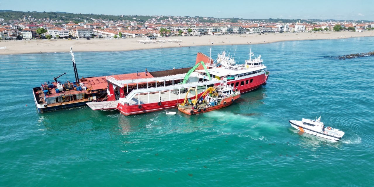 Karaya Oturan Kuru Yük Gemisindeki Yükler Boşaltılıyor