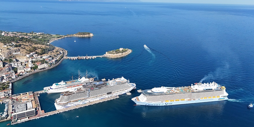Kuşadası'nda Kruvaziyer Yoğunluğu