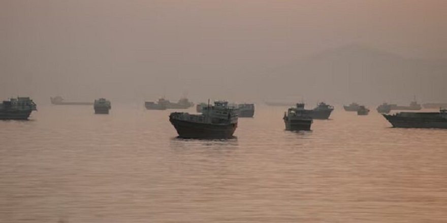 Hürmüz Boğazı'nda Çatışma Sonrası Su Alan Geminin Mürettebatı Kurtarıldı