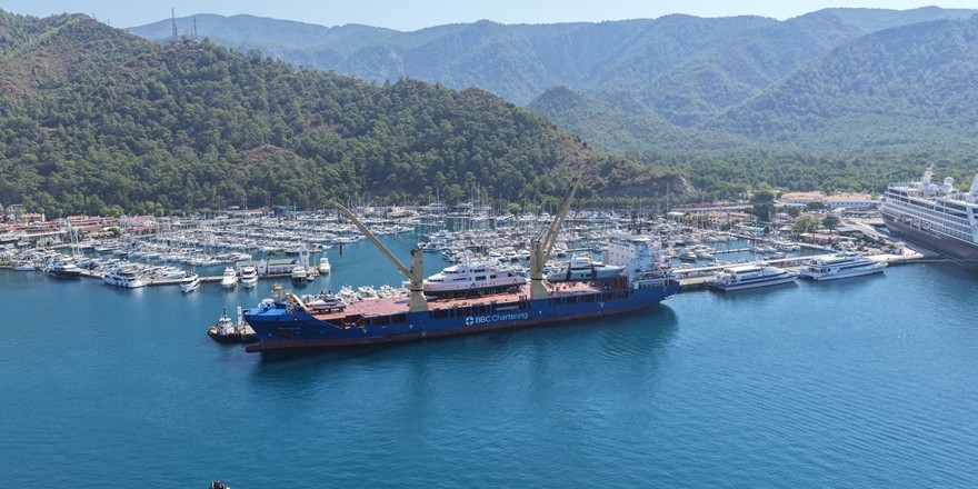 Dev Kargo Gemisi Marmaris'e 5 Lüks Yat Getirdi