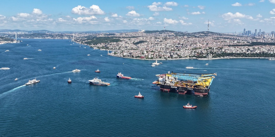 Saipem 7000 İstanbul Boğazı'nı Özel Operasyonla Geçti