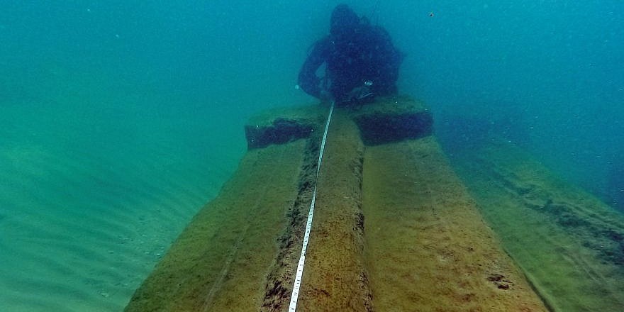 1.800 yıllık mermer eserlerden oluşan bir kargo gemisi keşfetti