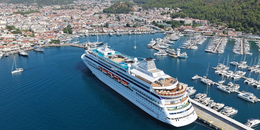 "Astoria Grande" Kruvaziyeri 398 Yolcusuyla Marmaris'e Geldi