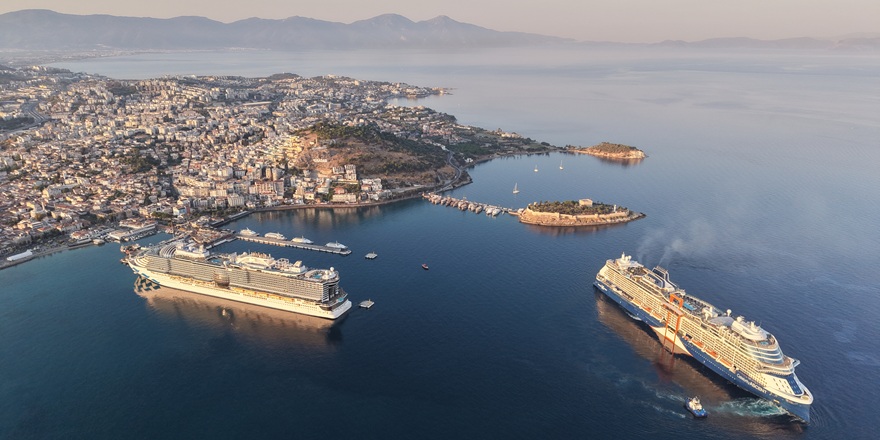 Kuşadası'na 2 Kruvaziyerle 8 bin 200 Turist Geldi