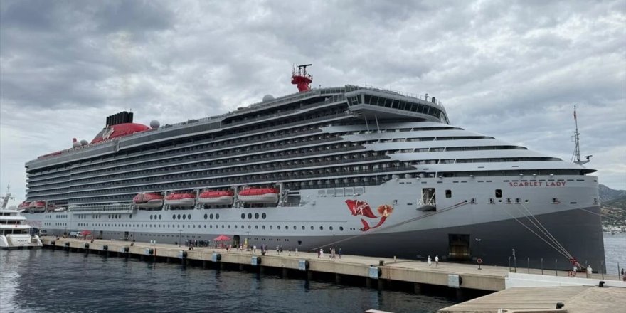 Bodrum'a "Scarlet Lady" kruvaziyeriyle 2 Bin 560 Turist Geldi