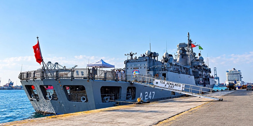 TCG Kemalreis Suudi Arabistan Limanında