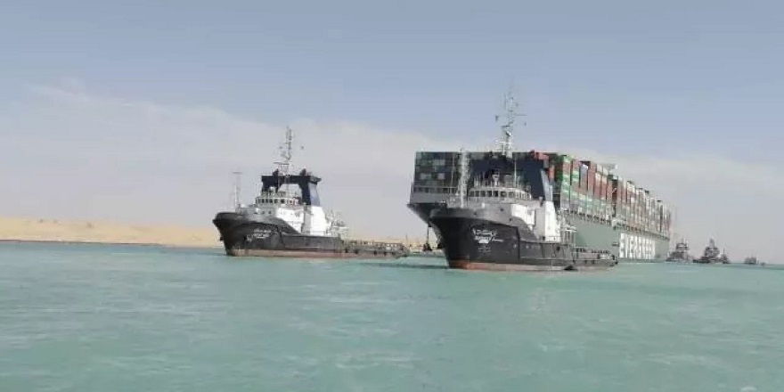 Süveyş Kanalı’nda karaya oturan yük gemisi yüzdürüldü