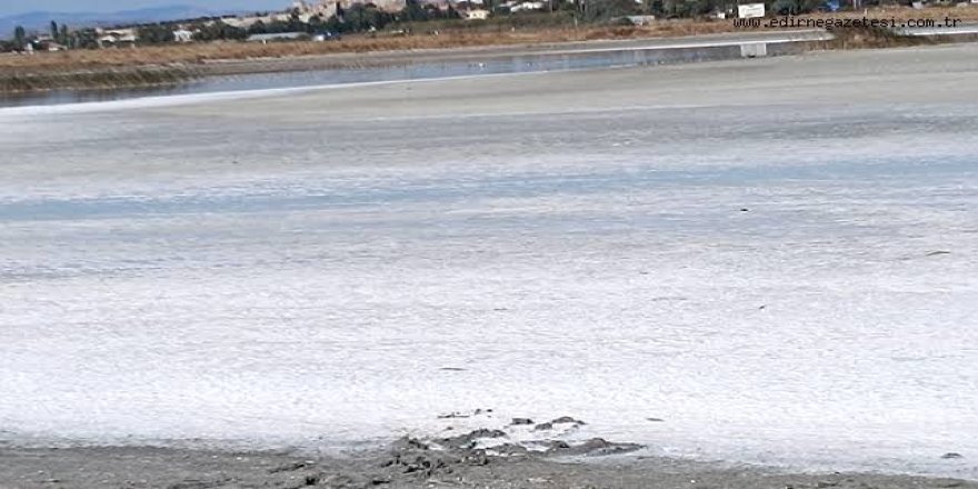 Enez'de Kuruyan Gölün Tabanında Tuz Tabakası Oluştu