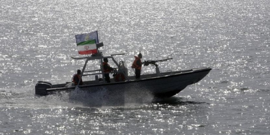 İran "kaçak akaryakıt" taşıyan tekneye el koydu