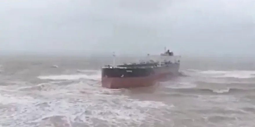 Sarıyer'de Bir Gemi Sürüklenerek Karaya Oturdu