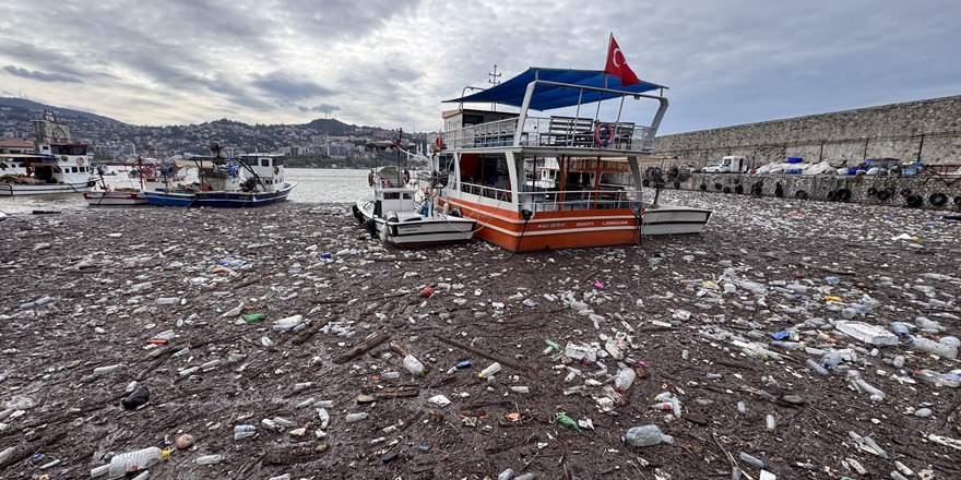 Sağanakla Gelen Atıklar Limanda Birikti