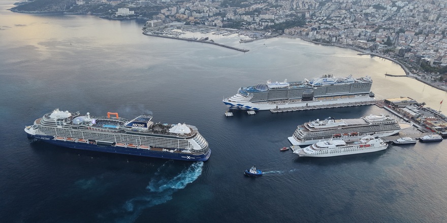 Kuşadası'na 4 kruvaziyerle 8 bin 767 turist geldi