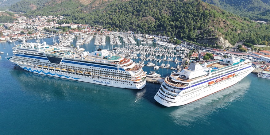 Marmaris Limanına İki Dev Kruvaziyer Demirledi