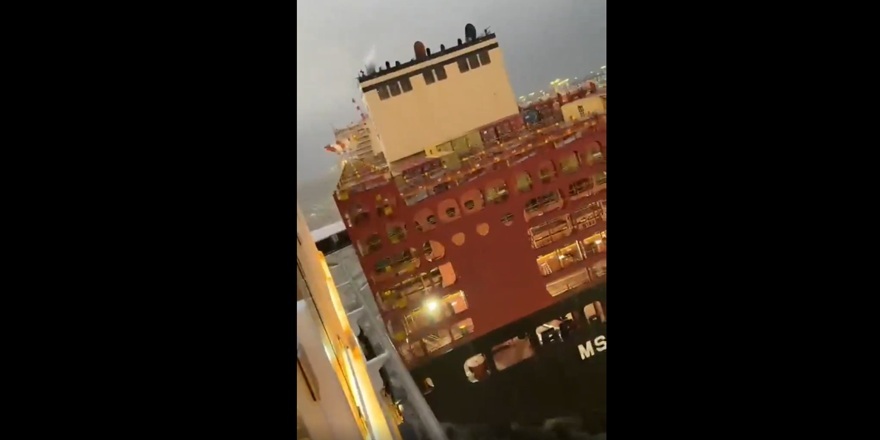 Fırtınada Limandan Ayrılan Kruvaziyer Konteyner Gemisine Çattı