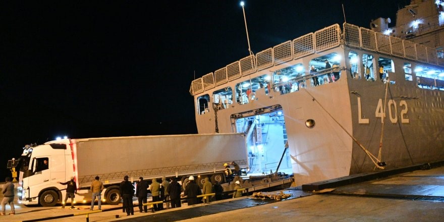 Tıbbi malzemeler askeri gemi ile gönderildi