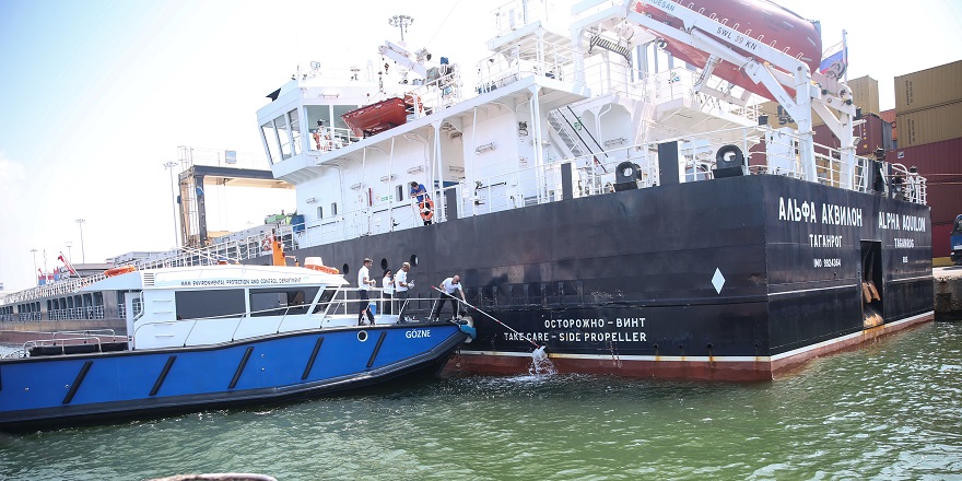 Mersin'de deniz temizliği için gemilerin denetlenmesine devam ediliyor
