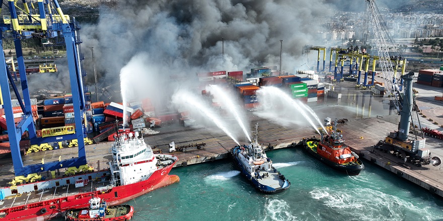 İskenderun Limanı'ndaki konteyner yangınını söndürme çalışmaları sürüyor