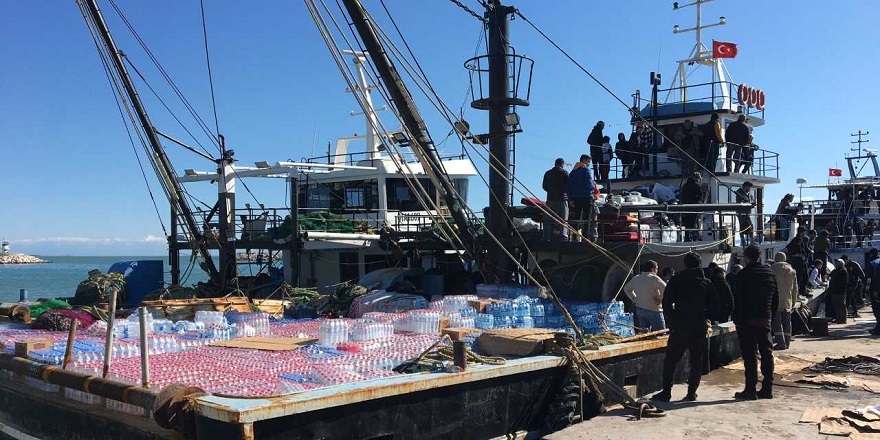 Adana'dan balıkçı tekneleriyle depremzedelere yardım malzemesi gönderildi