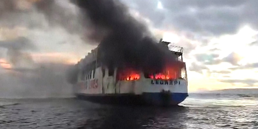 Filipinler’de yolcu gemisi yandı
