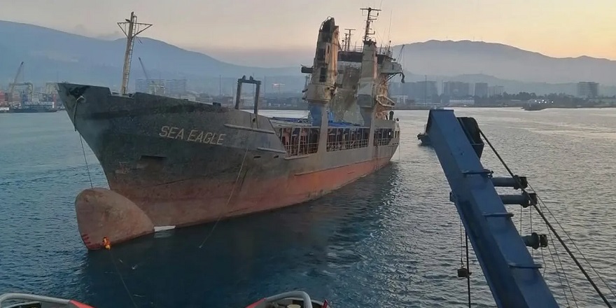 İskenderun Limanı'nda batan gemi yüzdürülerek İzmir'e götürülüyor