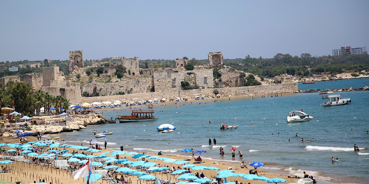 Mersin'de tatilciler tekne turlarıyla mavi koylarda serinliyor