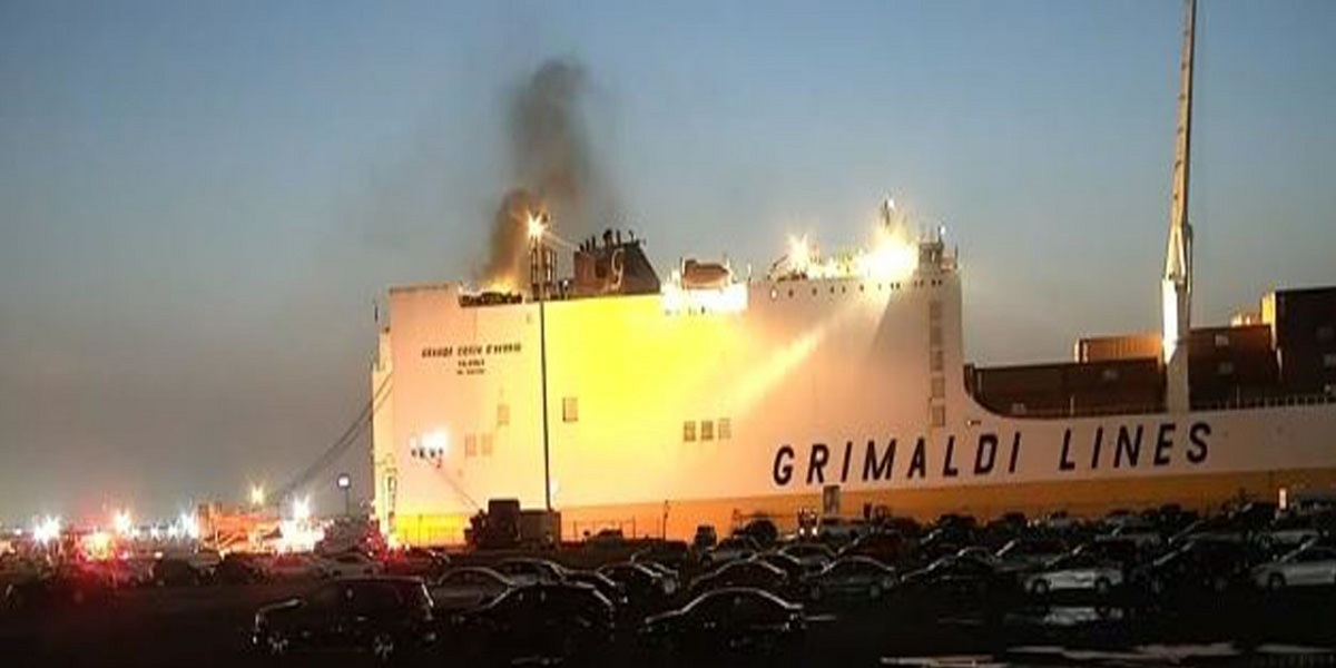Gemide çıkan yangına müdahale eden 2 itfaiyeci hayatını kaybetti