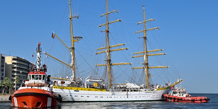 Eğitim gemisi Nava Scoala Mircea, İzmir Limanı'na yanaştı