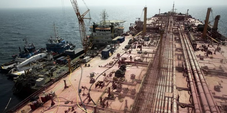 "Safer FSO" tankerindeki petrolün geçici bir gemiye nakledilmesine başlandı