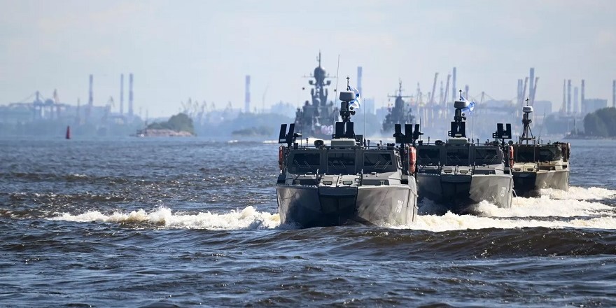Ukrayna mürettebatsız botlarla Rus savaş gemilerine saldırdı