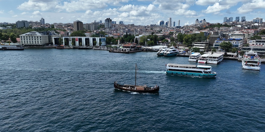 Viking yelkenlisi İstanbul Boğaz'ından geçti