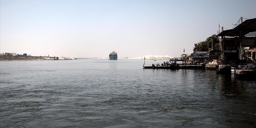 Süveyş Kanalı'nda petrol tankeriyle çatışan römorkör battı