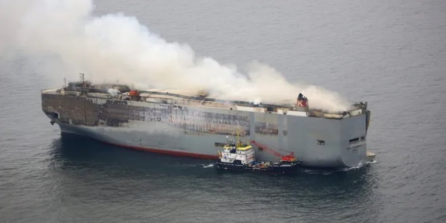 Hollanda’da yanan kargo gemisinin sökümü Türkiye'de yapılabilir
