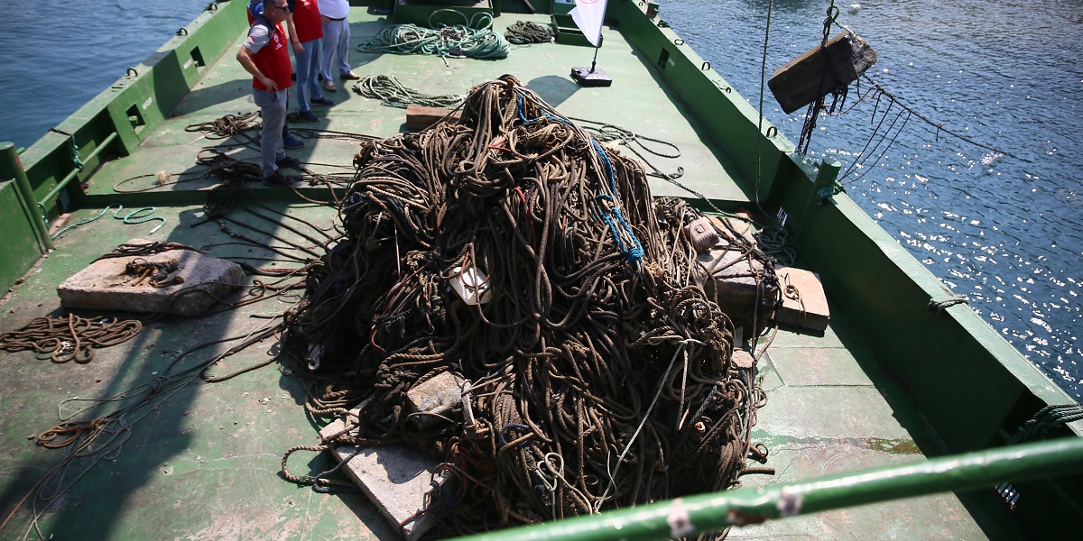 Bodrum'da dalgıçlar deniz dibinden 20 tona yakın tonoz ve çapa çıkardı
