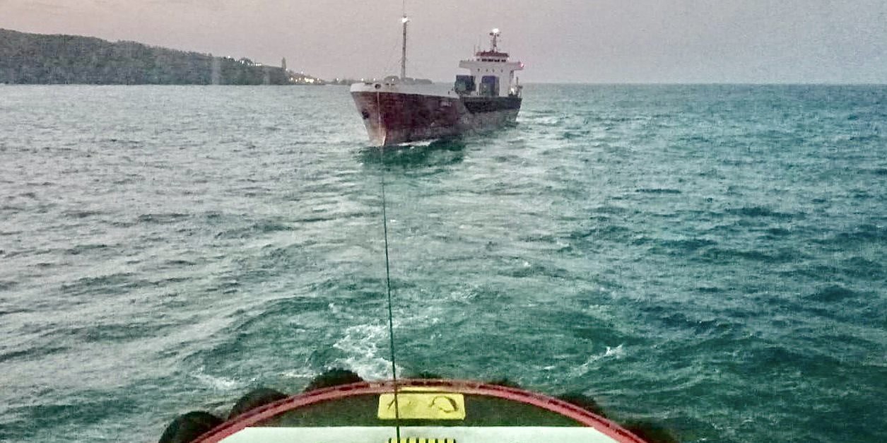 Arızalanan kargo gemisi Büyükdere'ye demirletildi