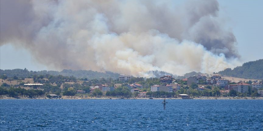 Orman yangını nedeniyle Çanakkale Boğazı tek yönlü kapatıldı
